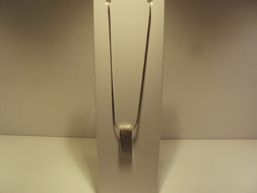 Cadena y colgante rectangular de circonitas.169€