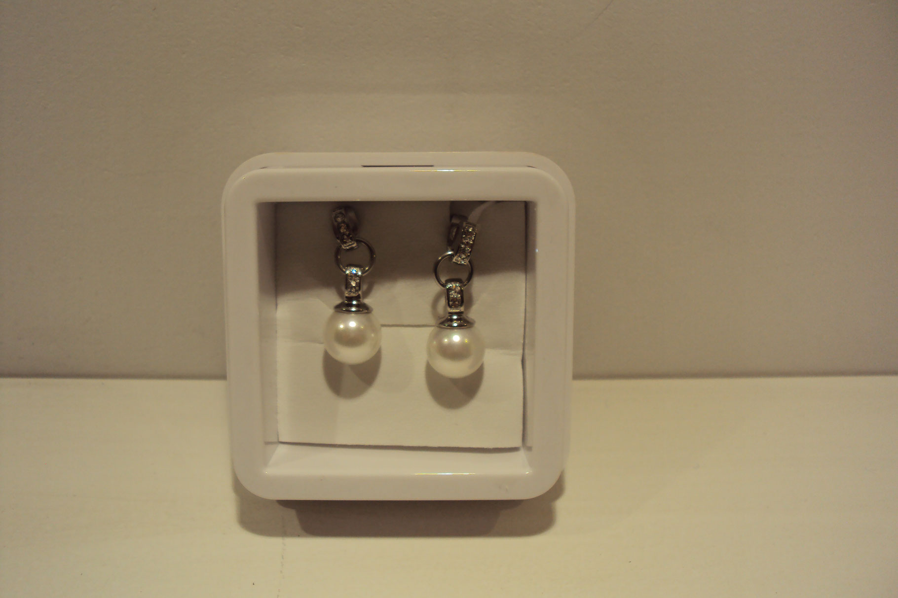 Pendientes colgantes de acero con perlas y circonitas.24€