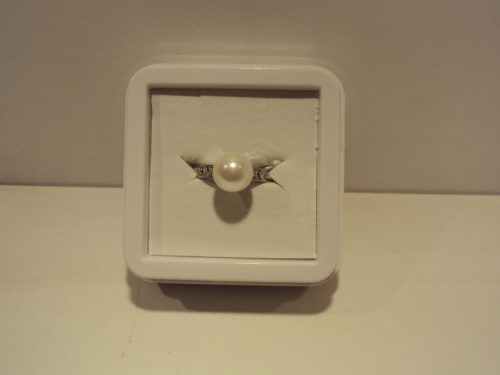 Anillo de acero con perla y circonitas.19€