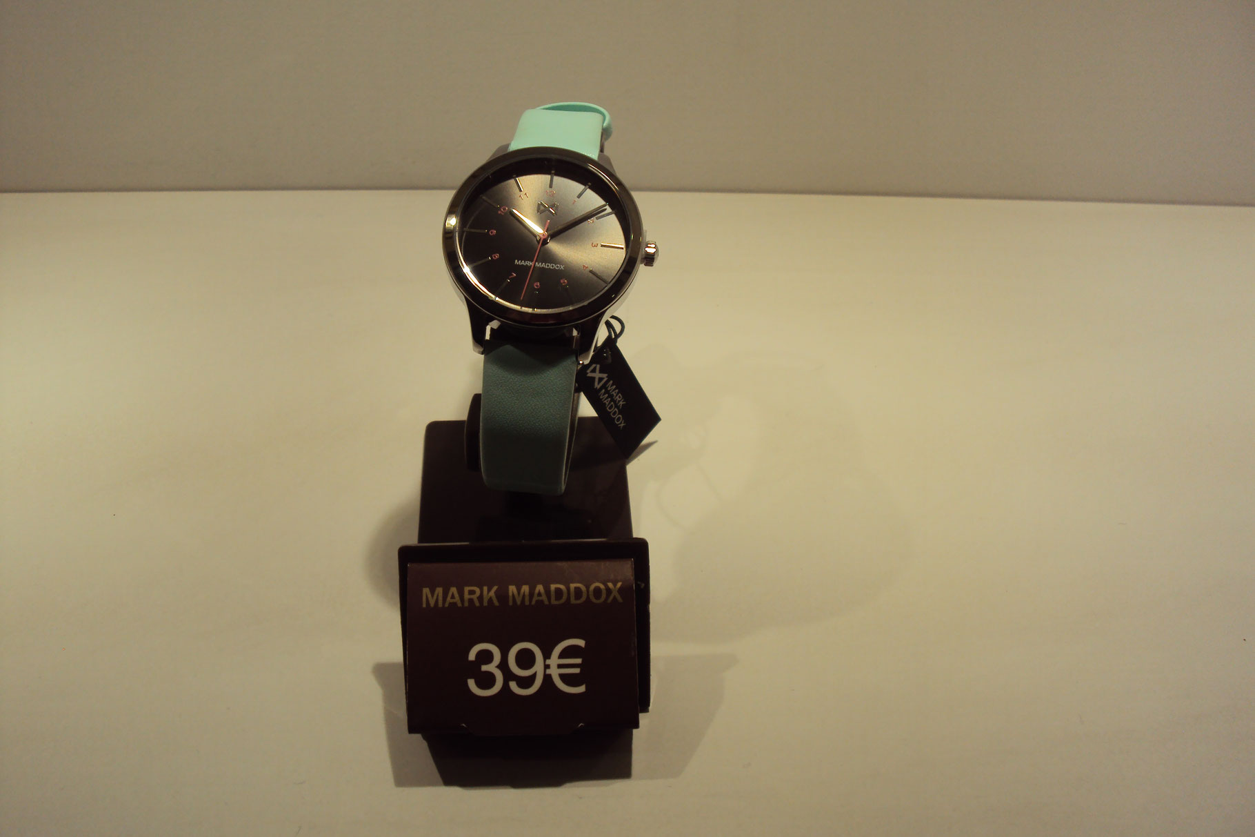 Reloj mujer esfera negra,con correa verde. 39€