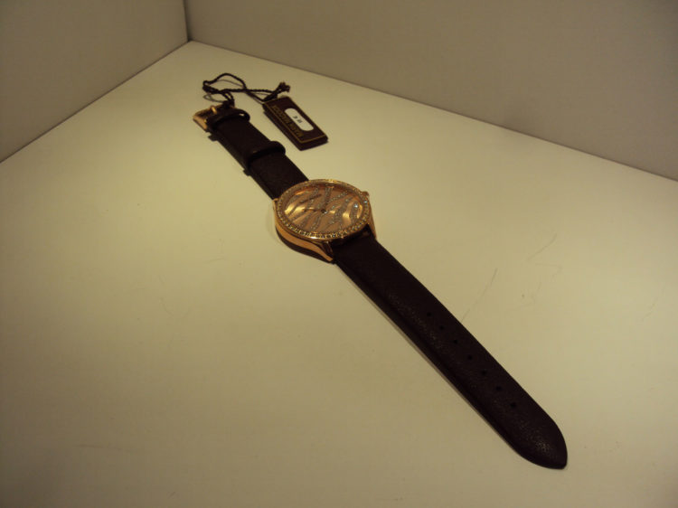 Reloj cobrizo,correa marrón 55€