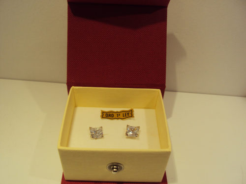 Pendientes unisex oro blanco,circonitas cuadradas 75 euros