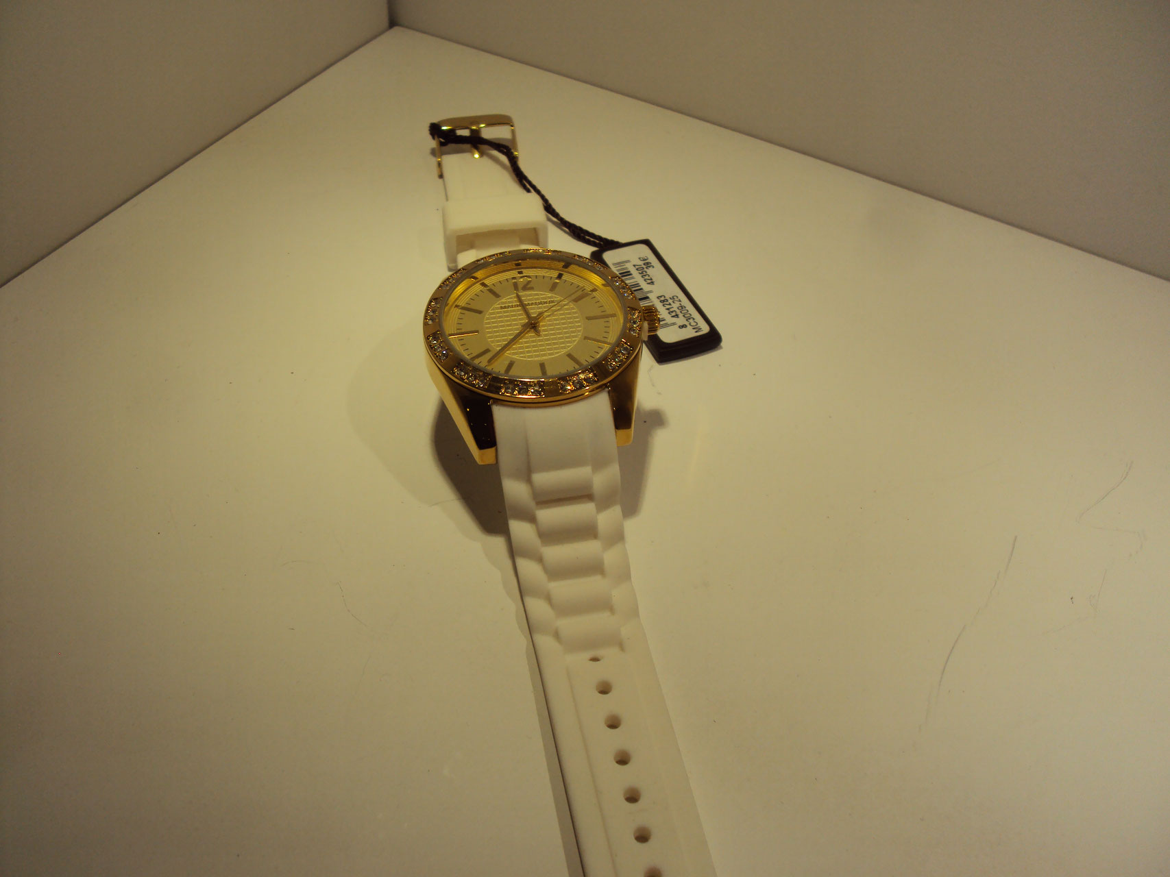 Reloj dorado con correa de goma blanca 39€
