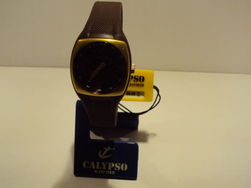 Reloj cuadrado marrón con agujas en forma de tijeras 29€