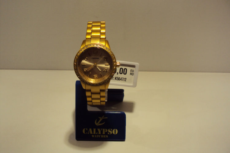 Reloj de mujer dorado con bisel de circonitas 39€
