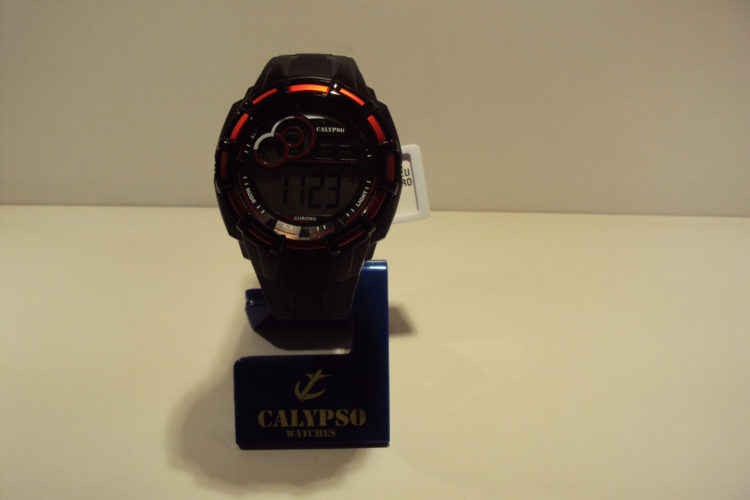 Reloj hombre digital rojo y negro. 29€