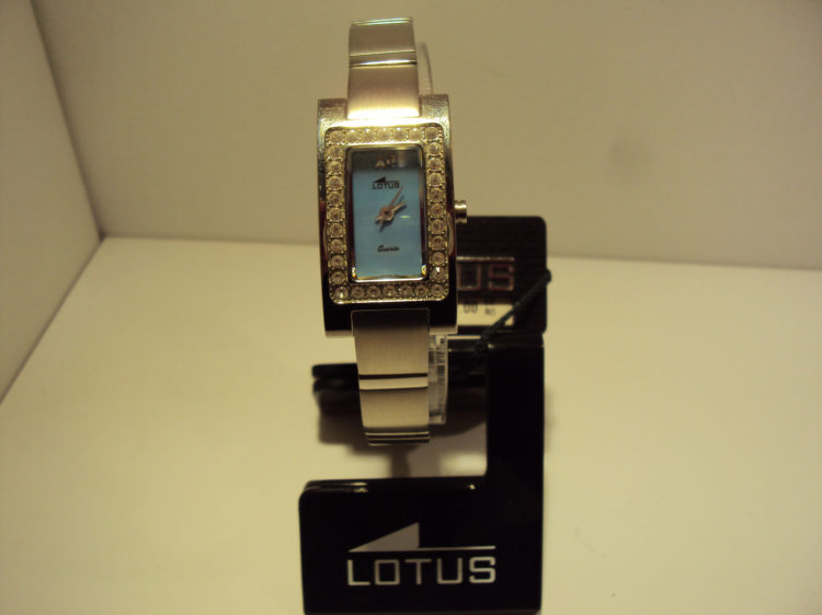 Reloj Lotus de mujer cuadrado con fondo azul turquesa.99€