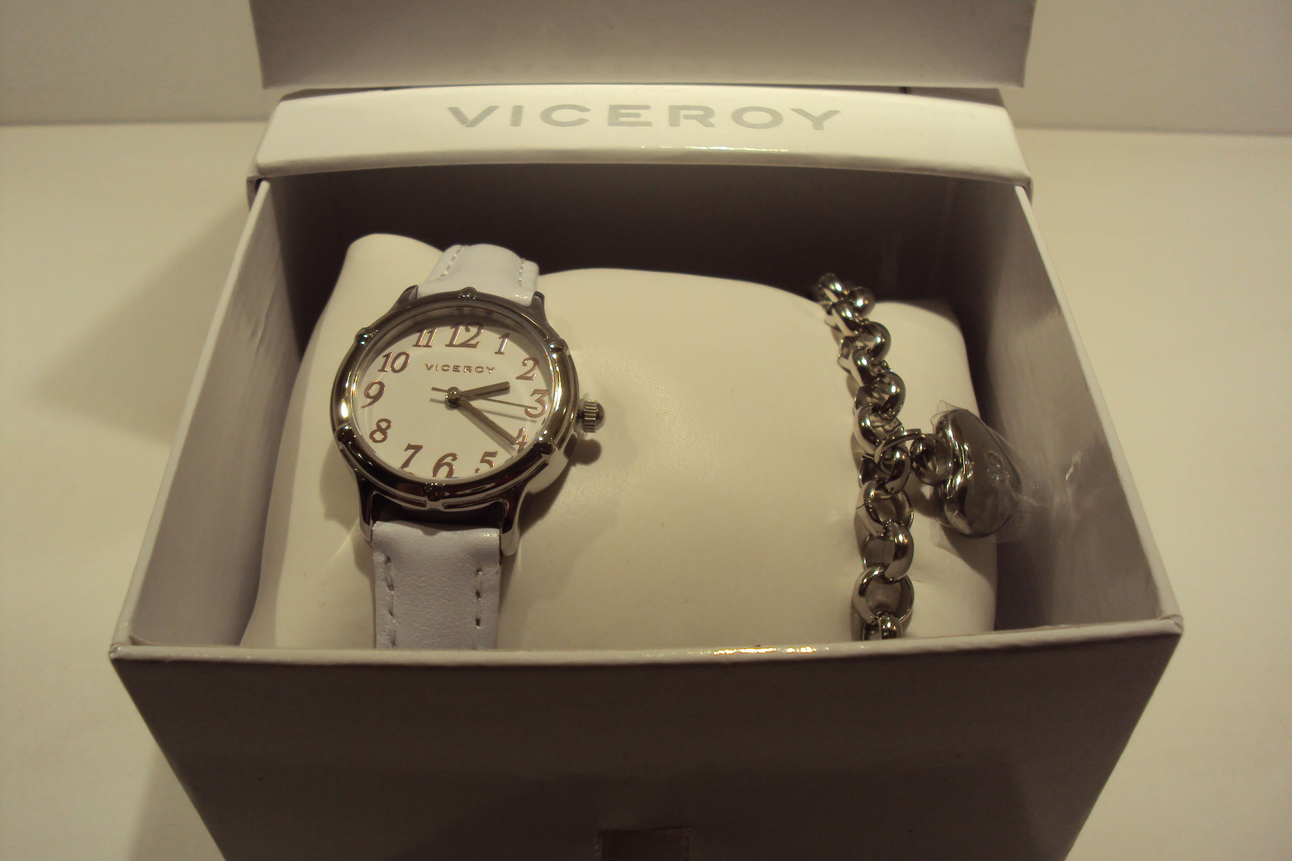 Reloj Viceroy correa piel blanca con pulsera de corazón de regalo.69€