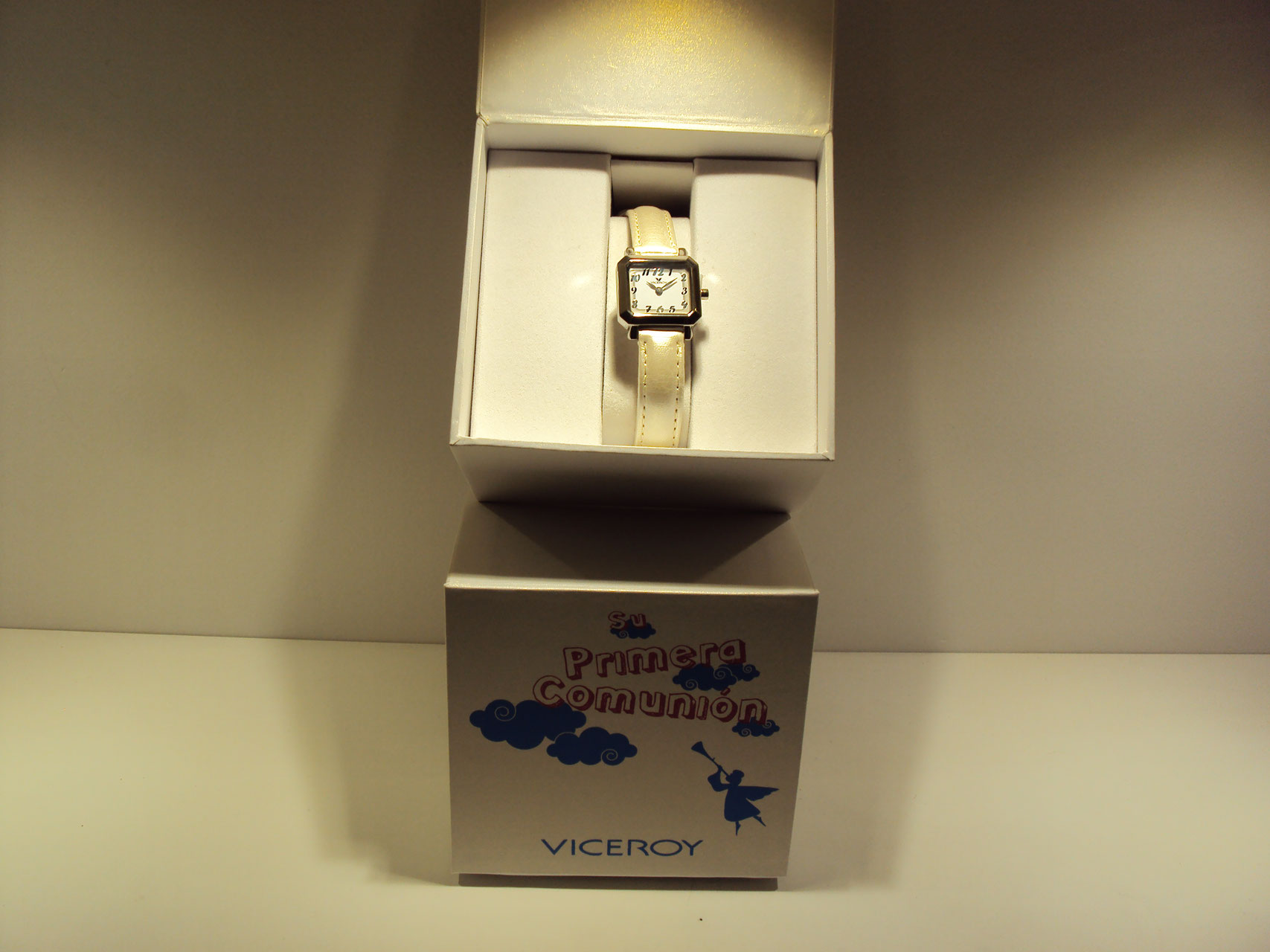 Reloj de acero cuadrado Viceroy con correa de color marfil.59€