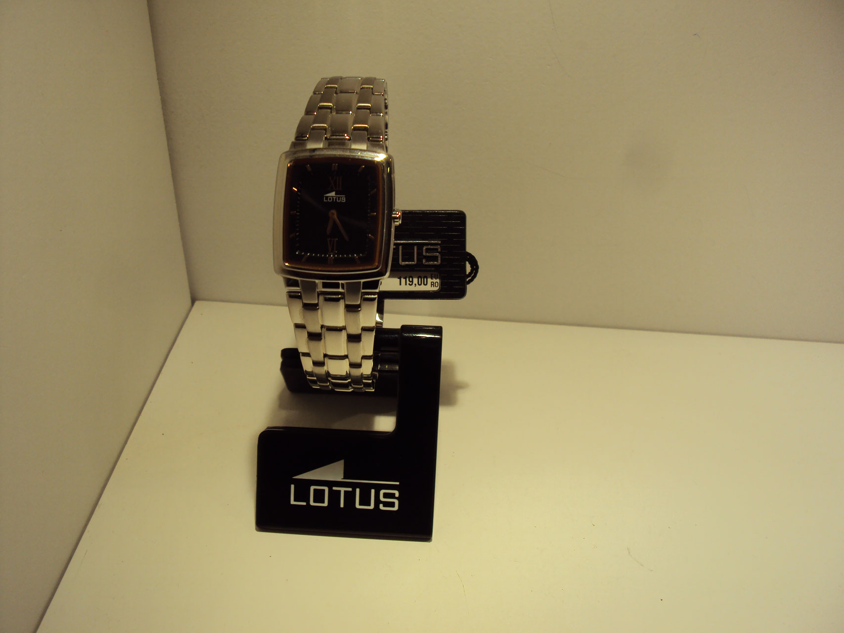 Reloj Lotus de mujer muy planito con fondo oscuro y cobrizo.119€