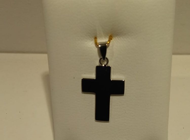 Cruz de oro blanco de 18 quilates plana y lisa largo 2,5 cm contando la argolla ancho 0,4 cm Precio 125€