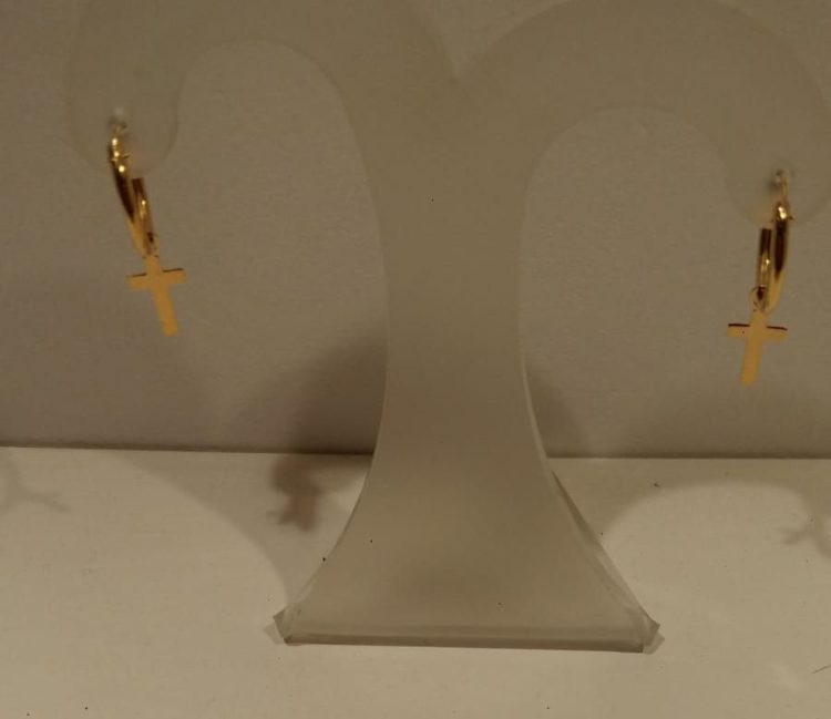 Aros de oro de 18 quilates con cruces 70€