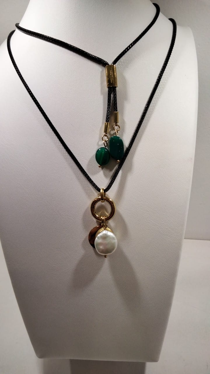 Gargantilla doble bicolor negra y dorada de acero inoxidable Viceroy,chapada en oro y con piedras naturales y perla natural, modelo Laura Escane